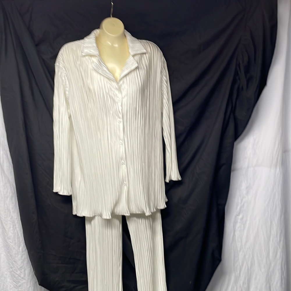 Women’s white, silky, two piece loungewear/pajama set. Size small.